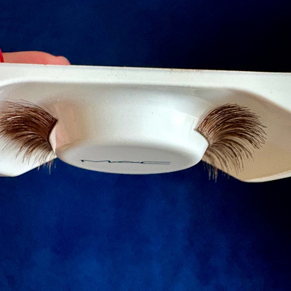 MAC high volume lashes - Picture 2 of 6